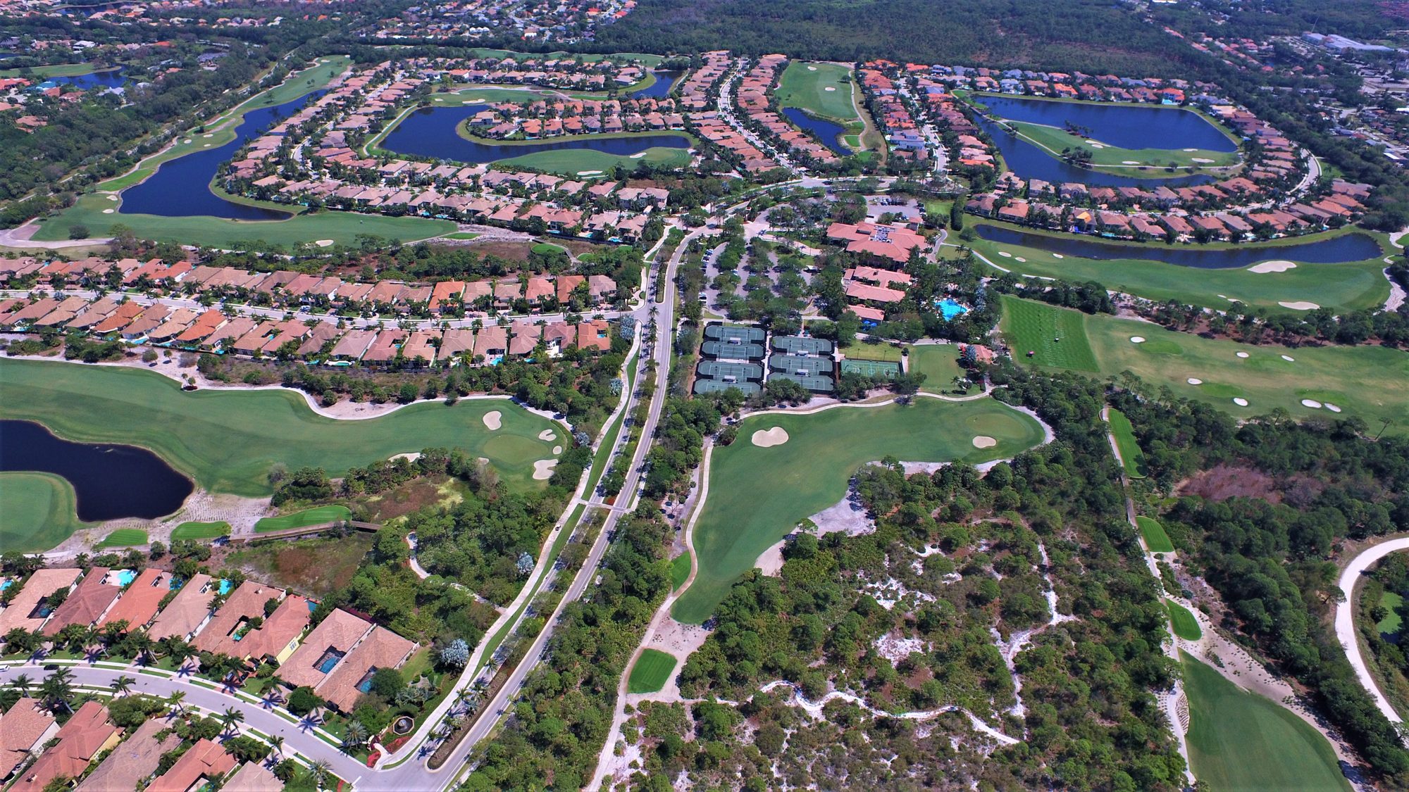 A Frenchman's Reserve green on a peninsula curving into a lake
