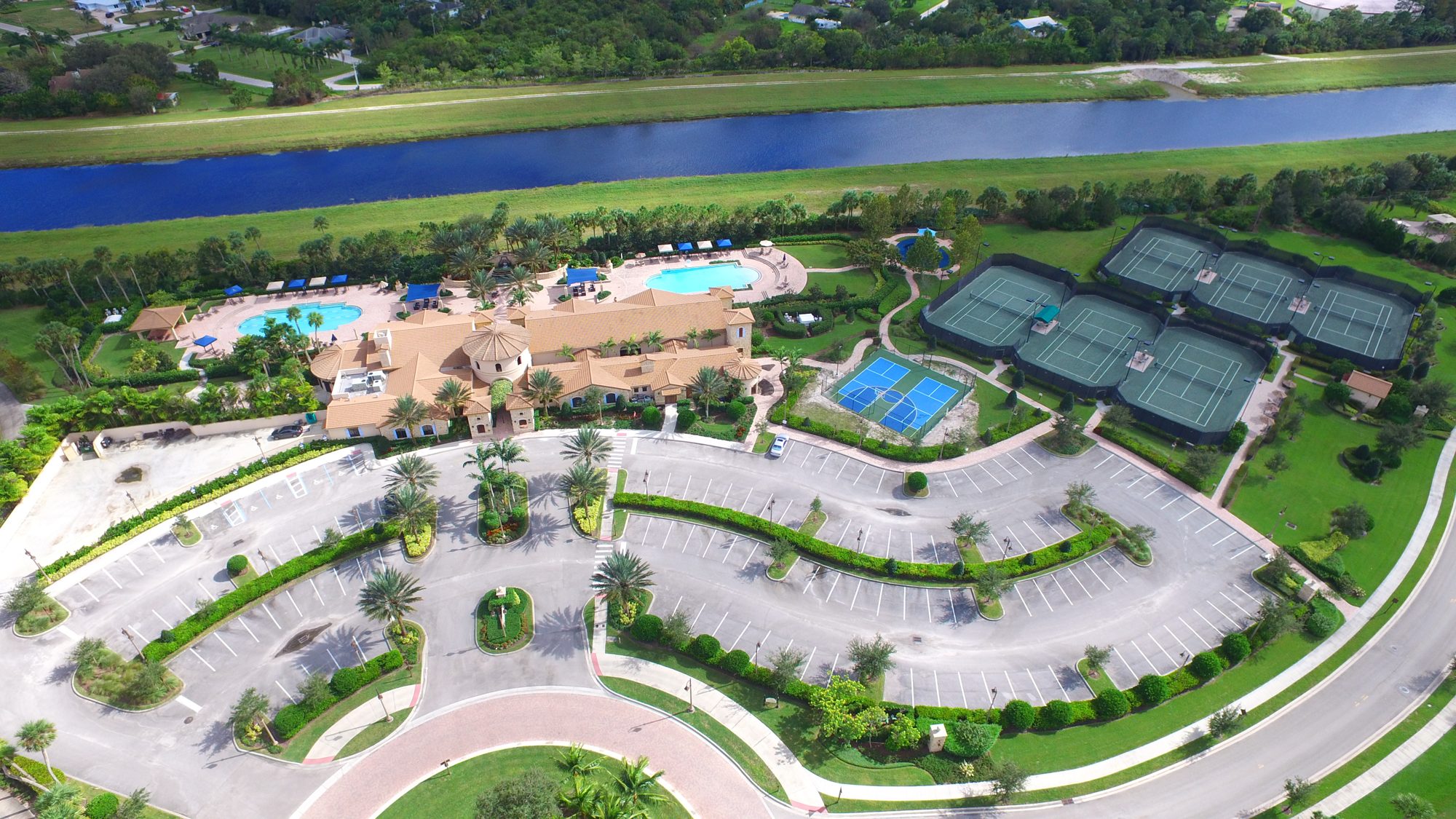 Jupiter Country Club homes on a cul-de-sac between lakes and fairways