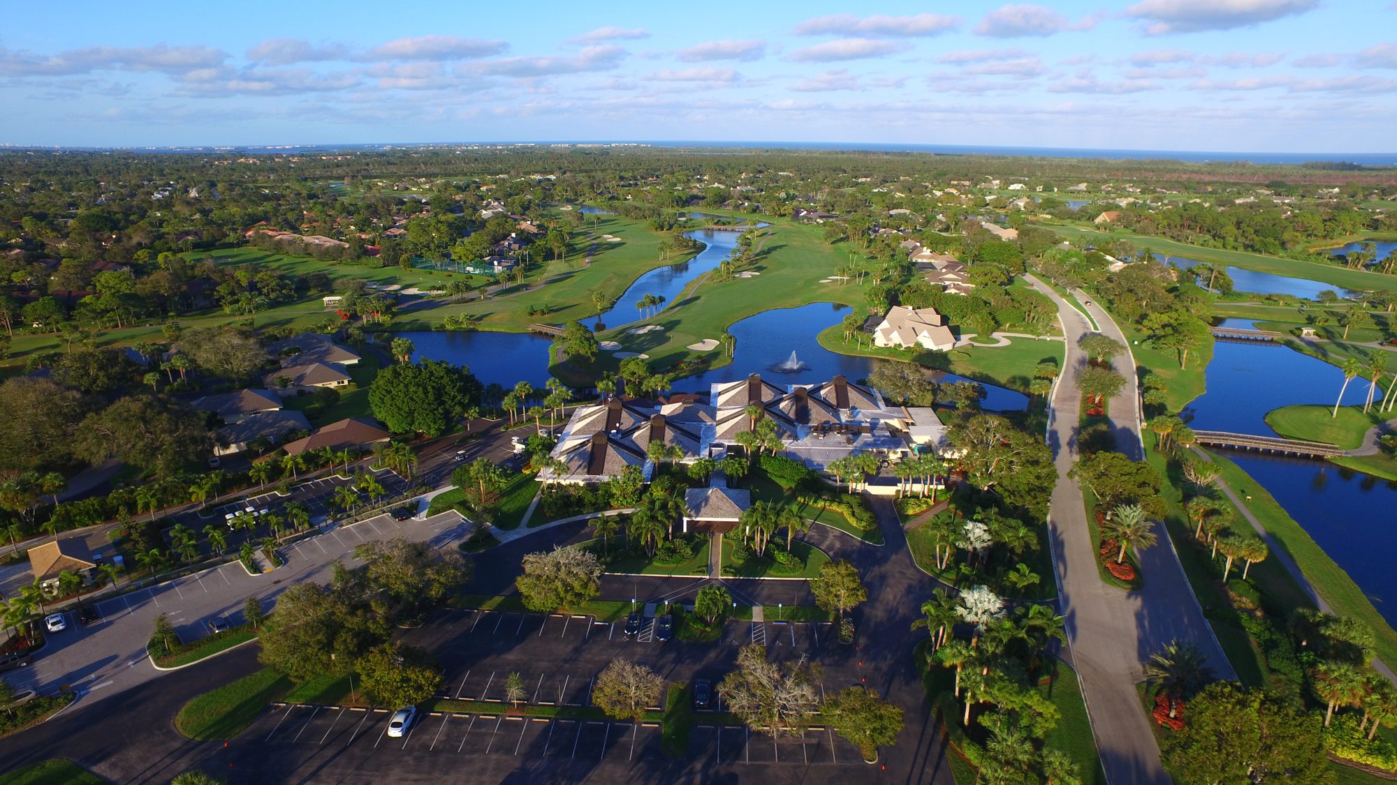 A Mariner Sands green between lakes, with the clubhouse beyond